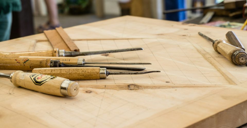 作業台に並んだノミなどの大工道具